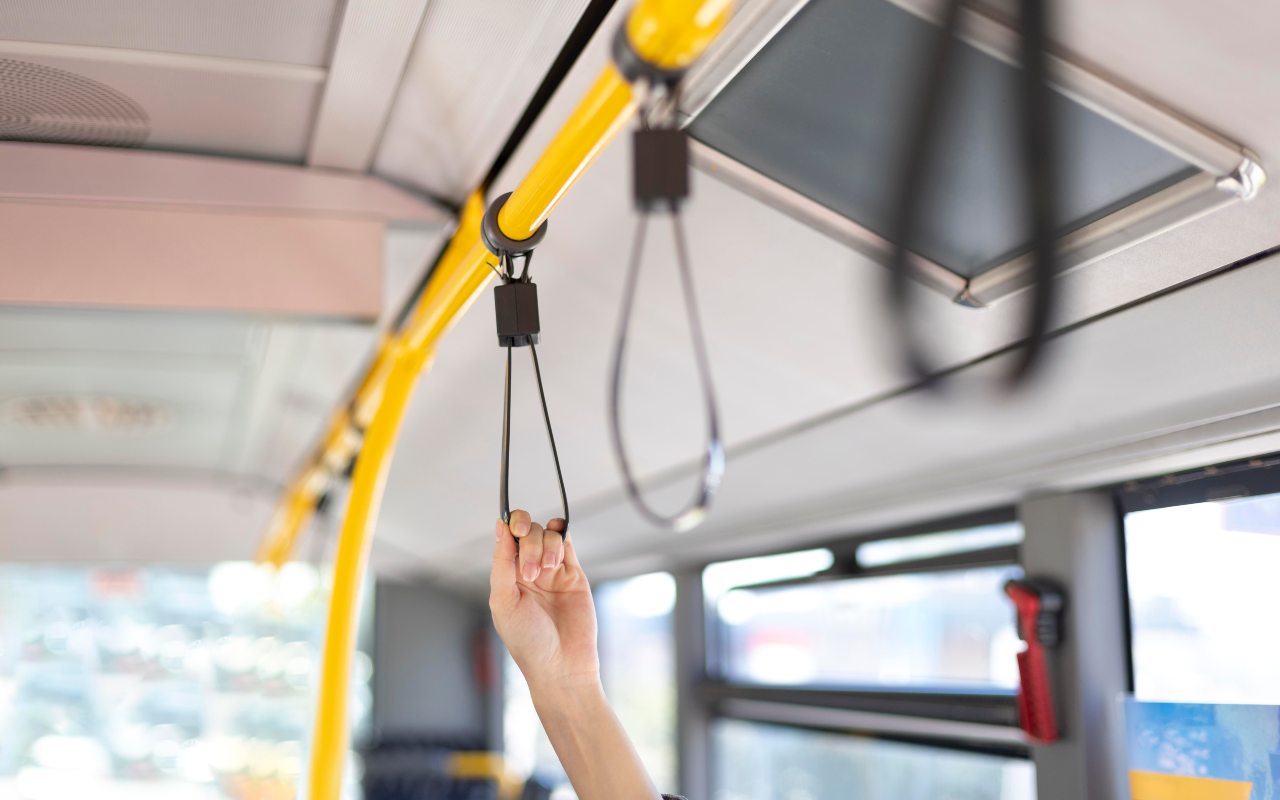 Una persona si tiene ad una maniglia su un autobus