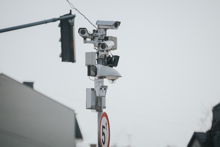 Diverse telecamere sopra un cartello stradale