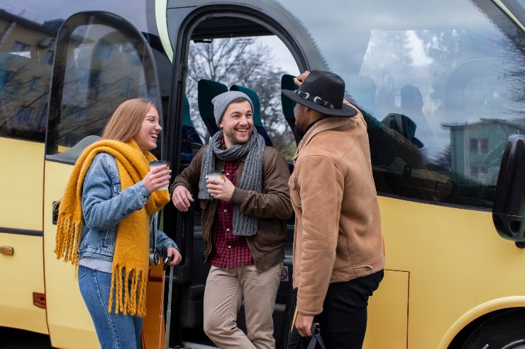 Alcune persone che aspettano la partenza del bus