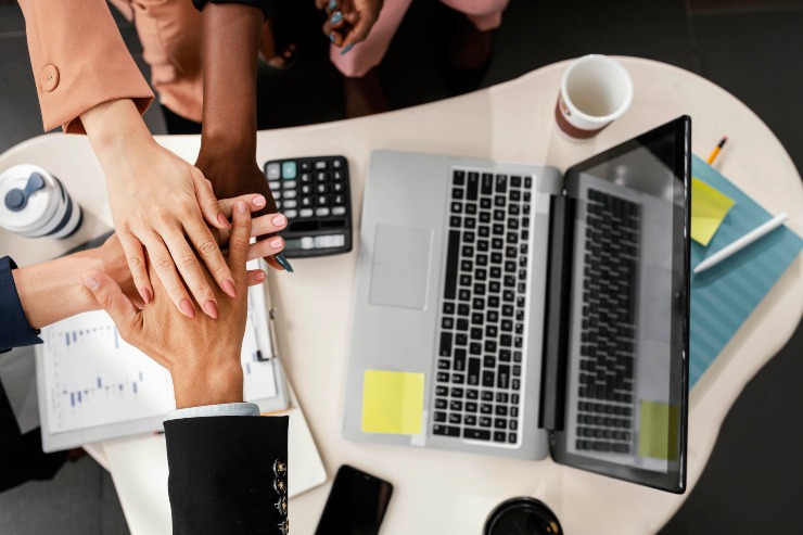 Concetto di lavoro di gruppo con un team di lavoratori che mettono le mani le une sulle altre