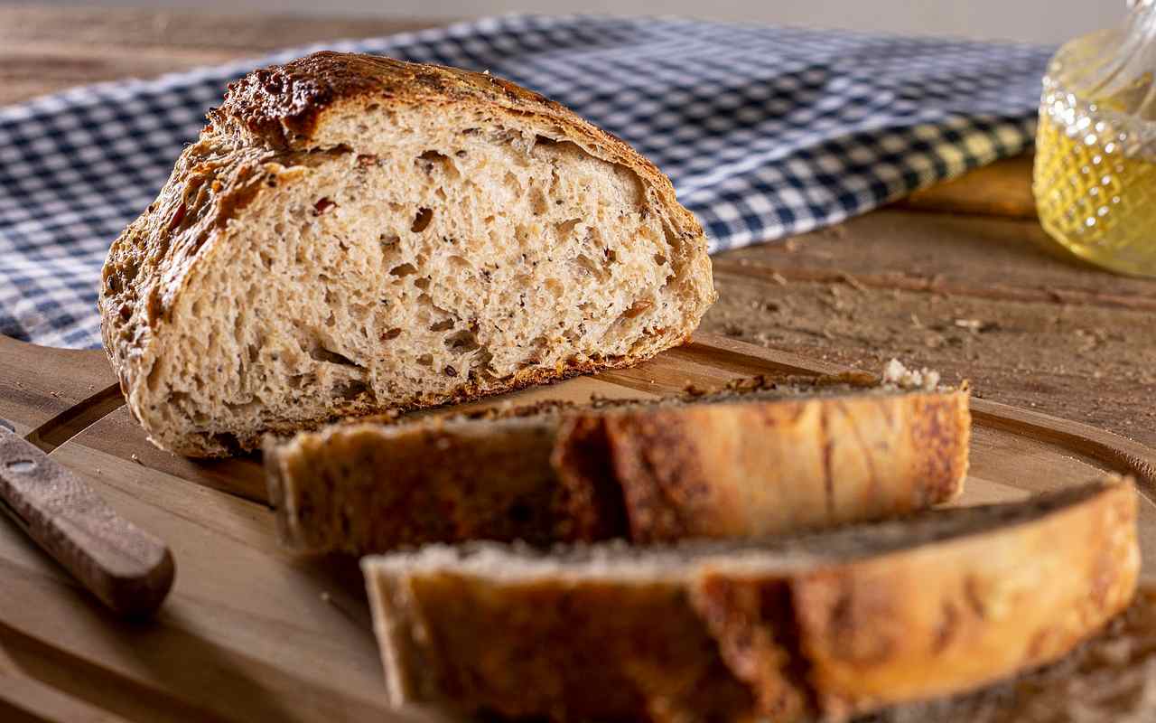 Pane a fette su un tagliere di legno