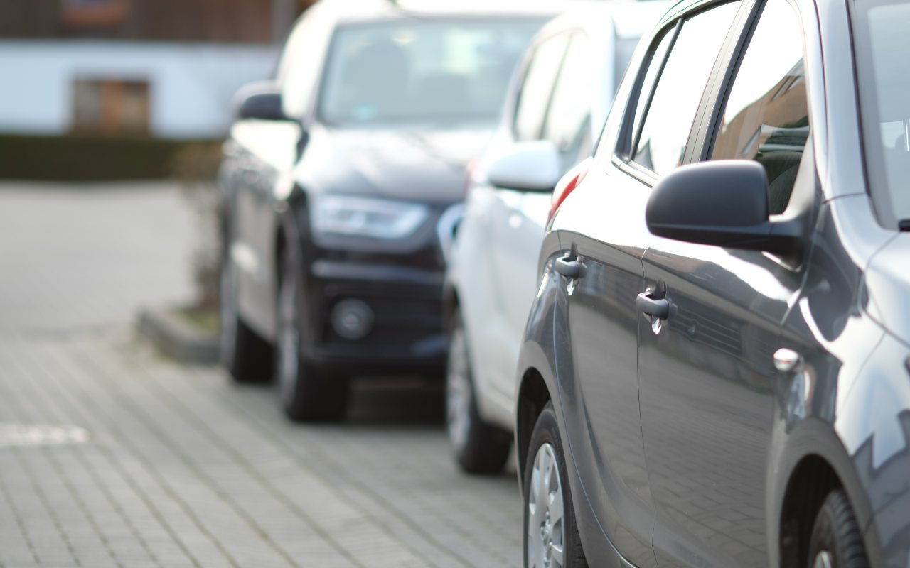 Alcune auto parcheggiate a lato della strada