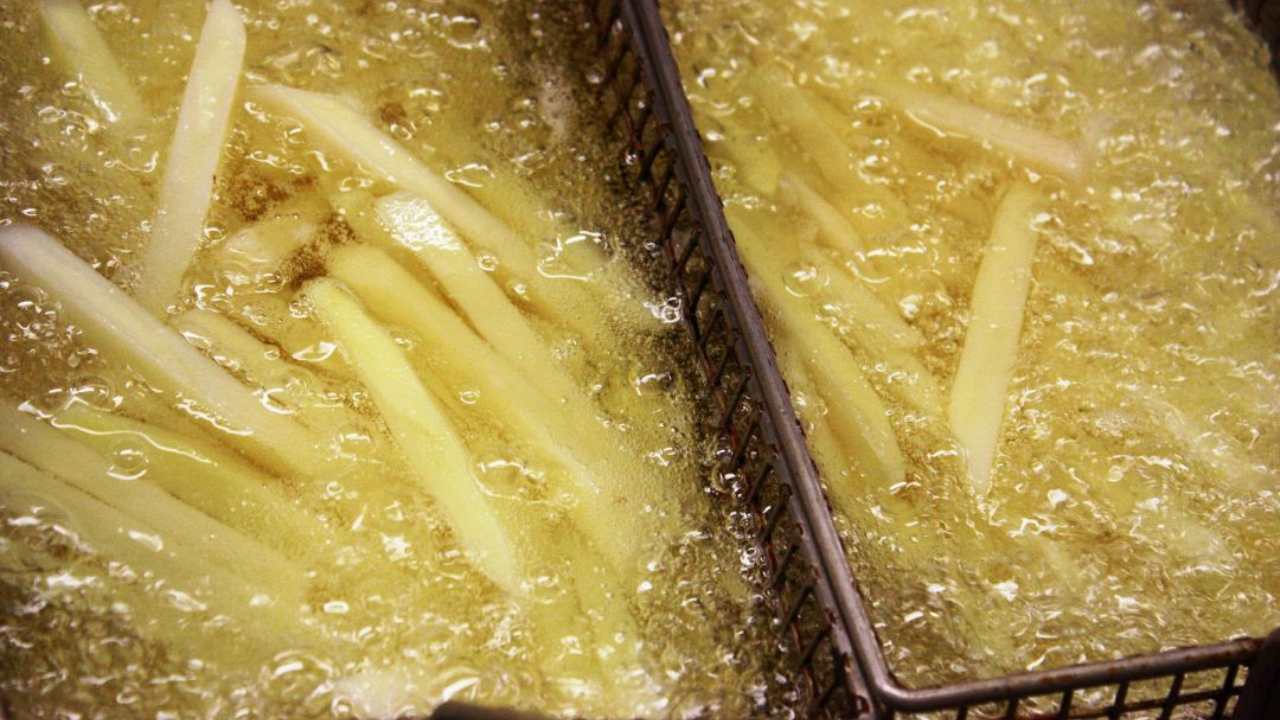 Cosa mettere nell'olio per friggere le patate 