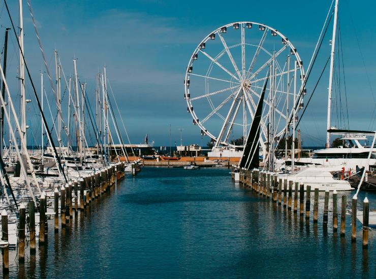 Vista del porto e della ruota panoramica di Rimini Marina