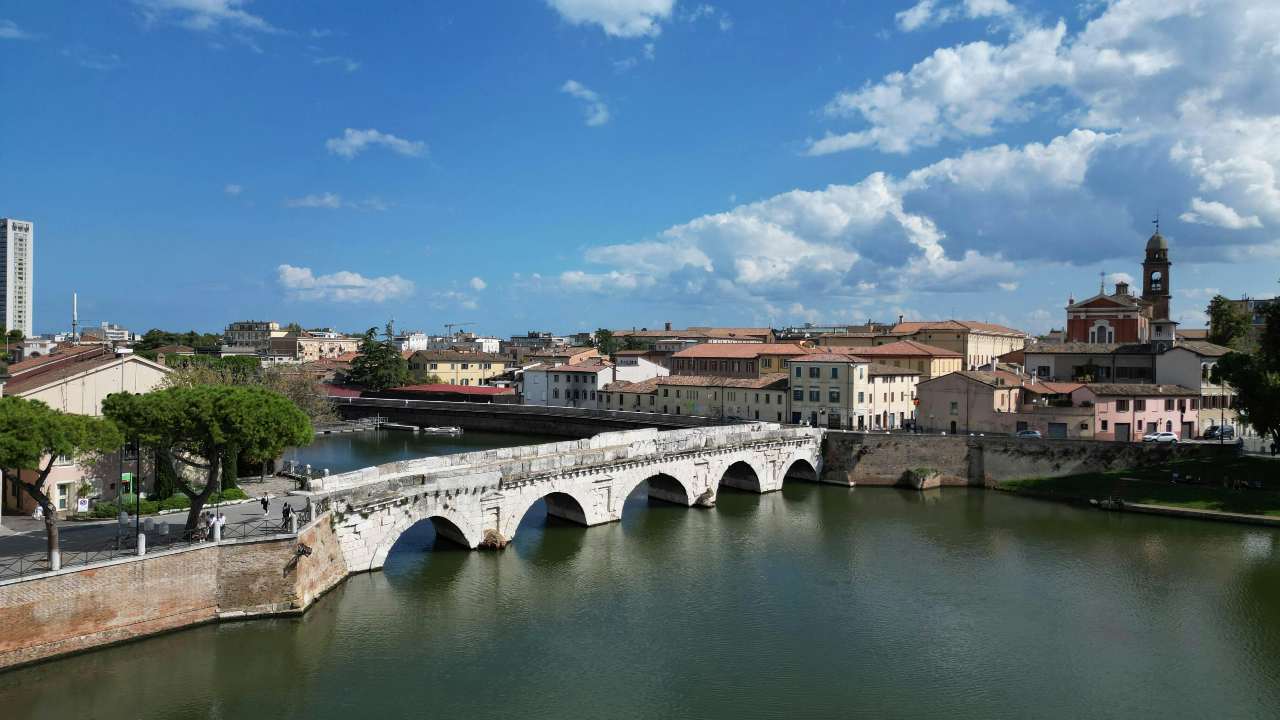 Vista del ponte Tiberio e del panorama urbano di Rimini, Emilia-Romagna